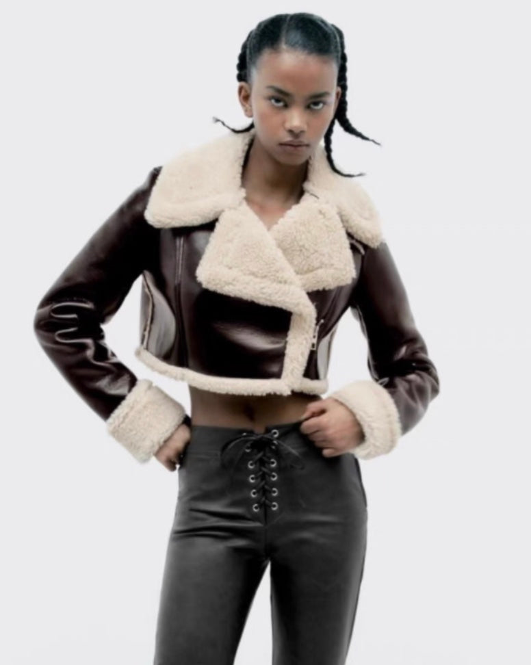 Stylische Cropped Bikerjacke aus Kunstleder für Frauen