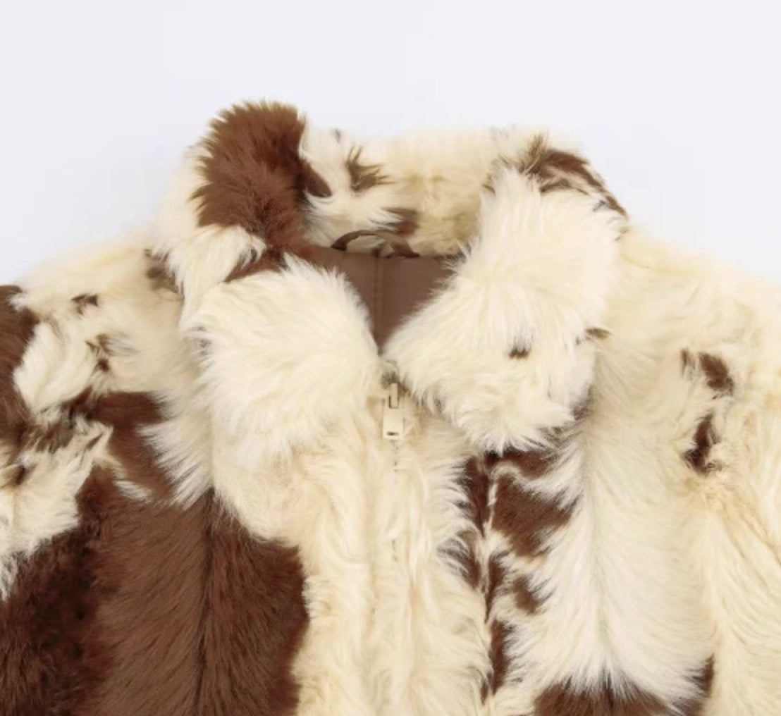 Kurze Felljacke mit Kuh-Muster für Frauen