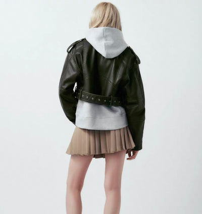 Virale Lederjacke im Crop- Top Schnitt für Frauen