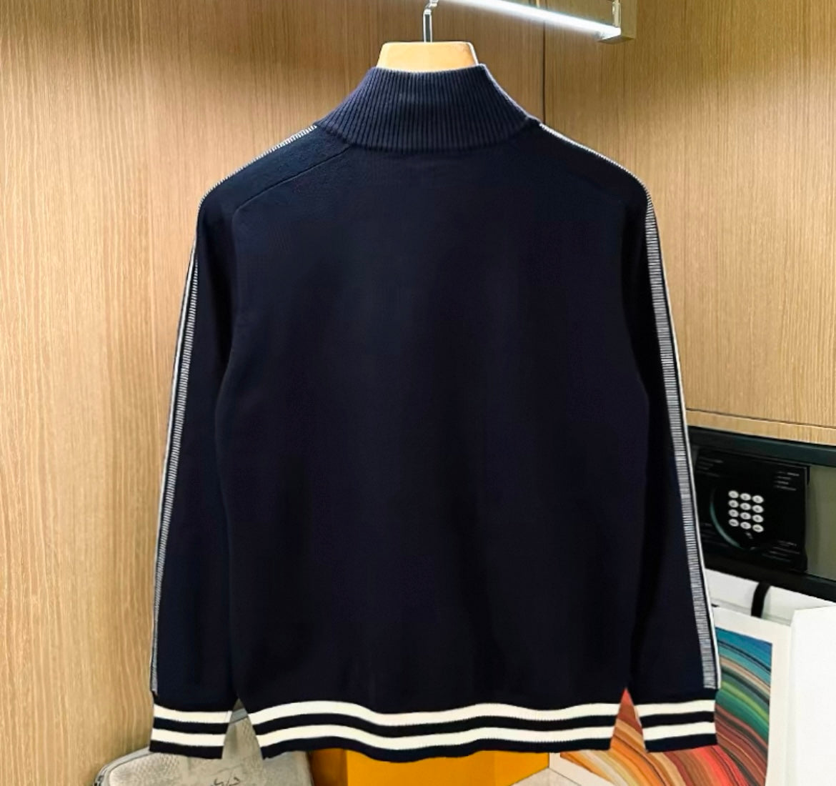Strickjacke mit Weißen Seitenstreifen in Navy-Blau für Herren