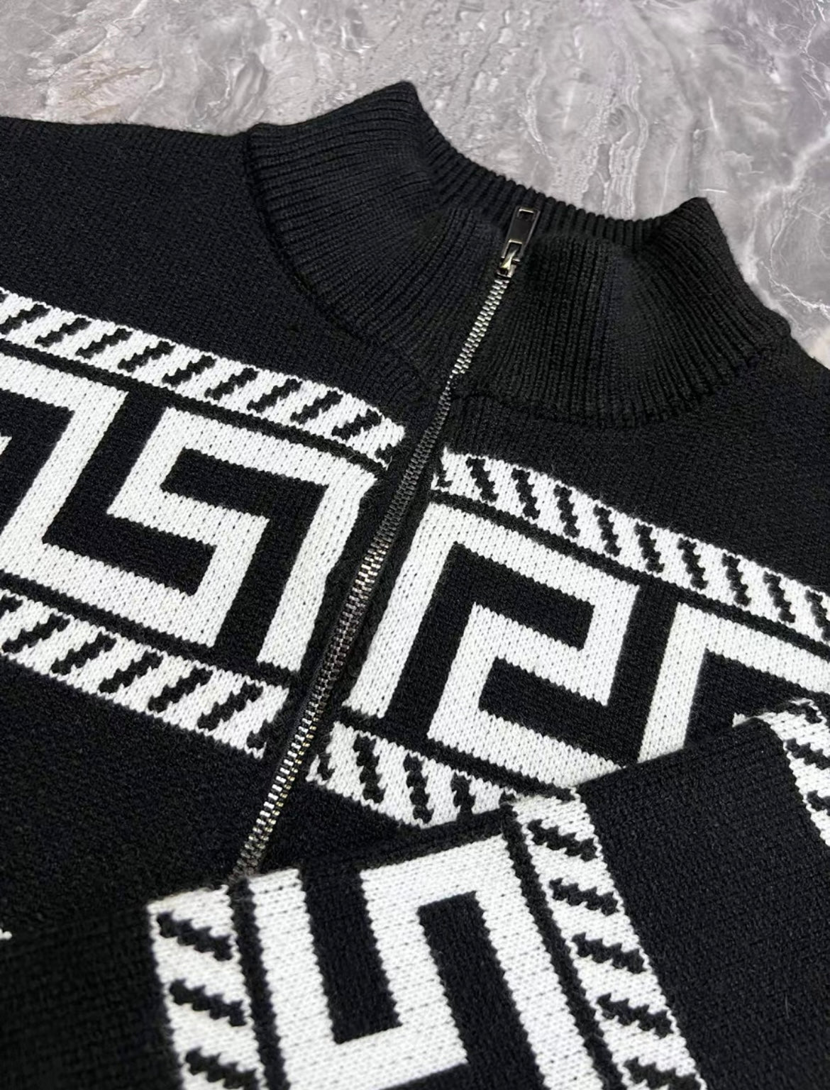 Feinstrickjacke mit Mäander-Muster für Herren