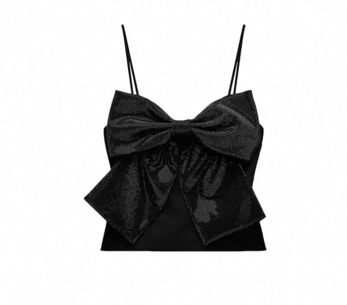 Bauchfreies Oberteil mit großer Schleife