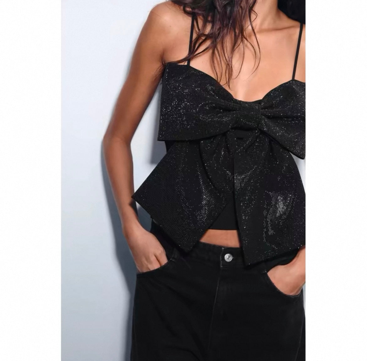 Bauchfreies Oberteil mit großer Schleife