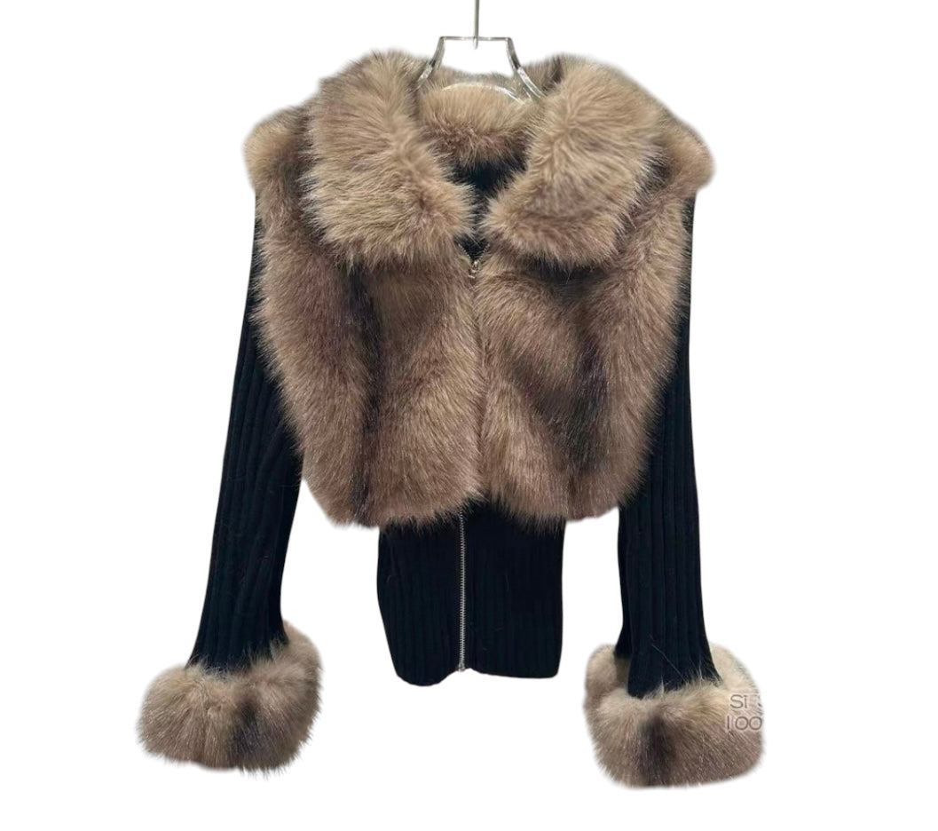 Anliegende Strickjacke mit Kunstfellbesatz an Kragen und Ärmeln für Damen