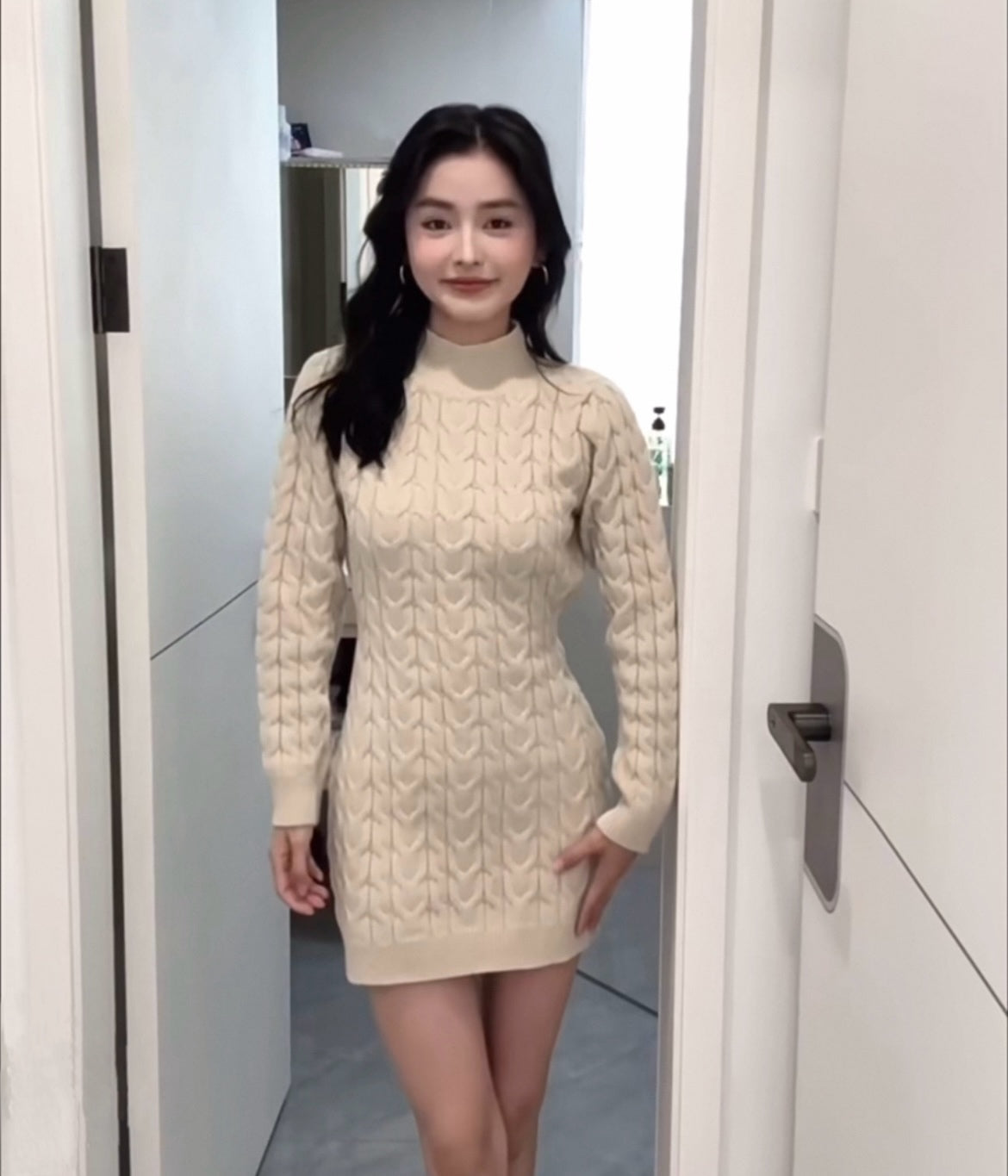 Langärmeliges Strickkleid mit Rückenausschnitt für Damen