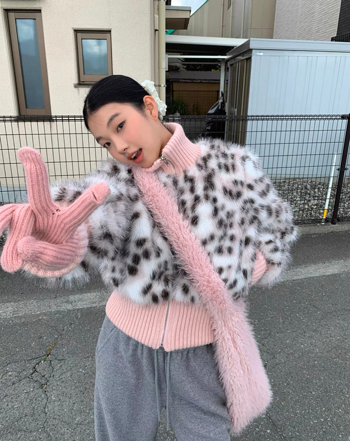 Strickjacke mit Rippenmuster und Leopardenfellbesatz für Frauen