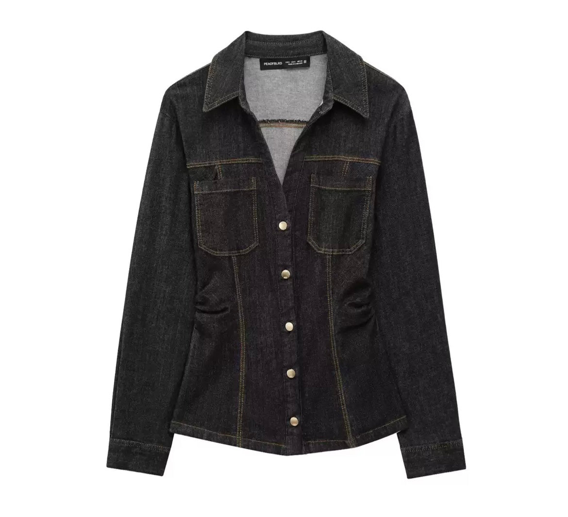 Elegantes Denim-Hemdjacke für Damen.